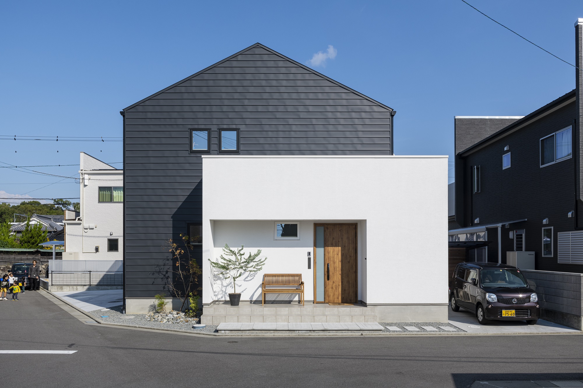 黒×白 三角屋根の家